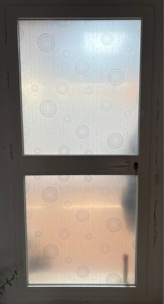 Puerta aluminio y Cristal con Película Privacidad.