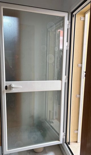 Puerta aluminio y Cristal con Película Privacidad.