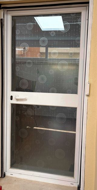 Puerta aluminio y Cristal con Película Privacidad.