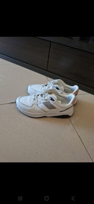 Zapatillas blancas deportivas