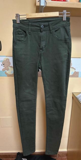 Pantalones pitillo verde militar