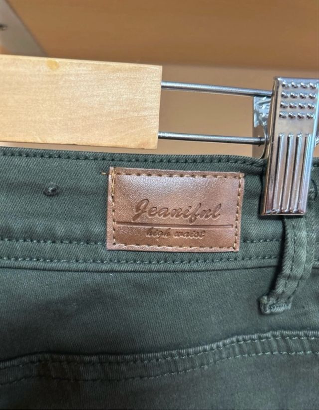 Pantalones pitillo verde militar