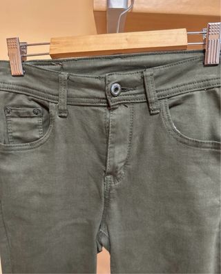 Pantalones pitillo verde militar