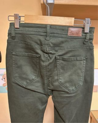 Pantalones pitillo verde militar
