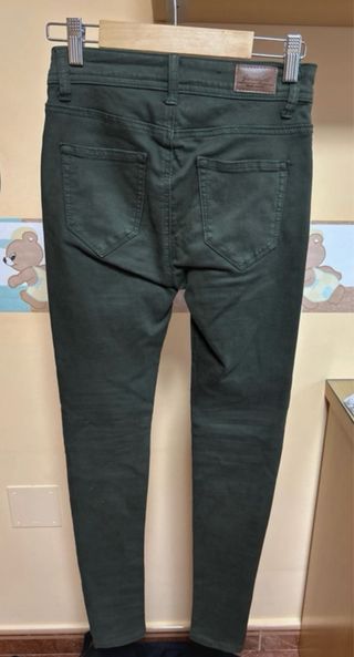 Pantalones pitillo verde militar