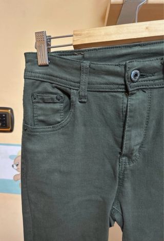 Pantalones pitillo verde militar