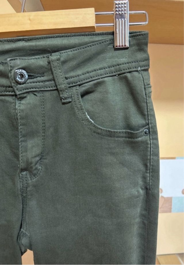 Pantalones pitillo verde militar