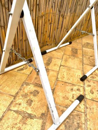 Pies de altura ajustable de metal blanco