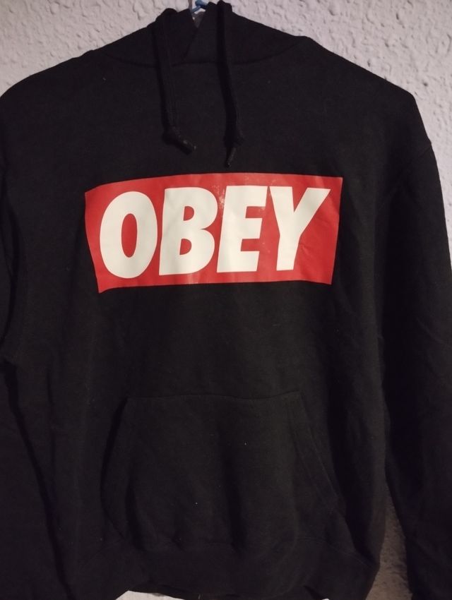 Sudadera OBEY negra y roja de imitación.