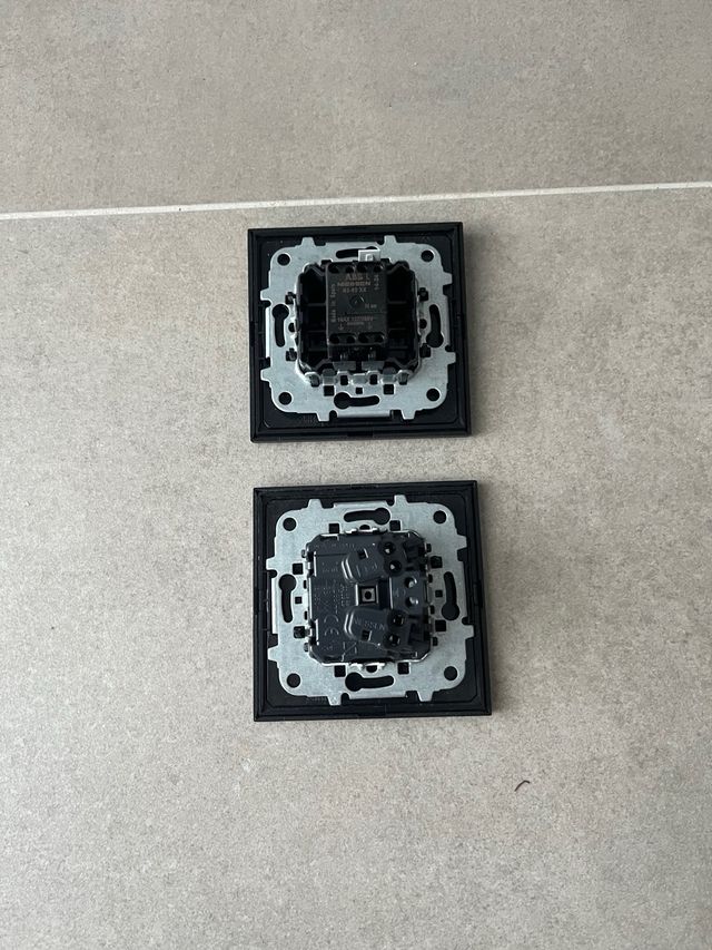 Interruptor y enchufe negros