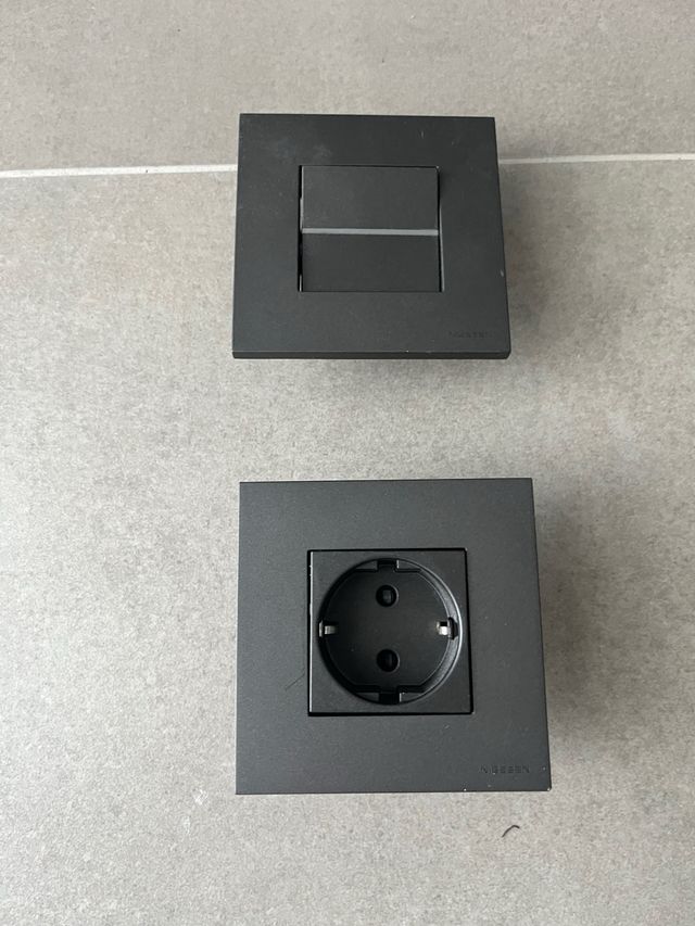 Interruptor y enchufe negros
