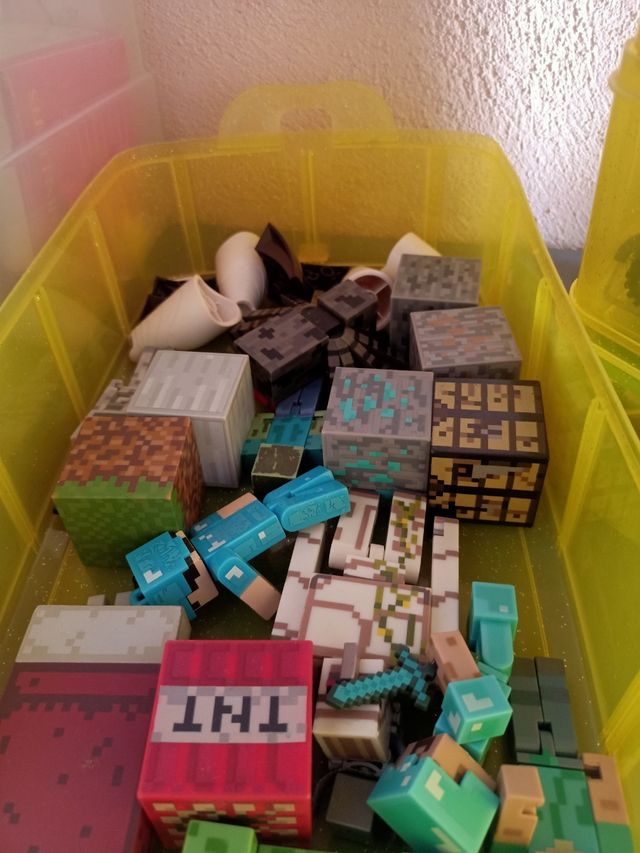 Caja Lego Minecraft - Amarilla
3 legos, bola desmt