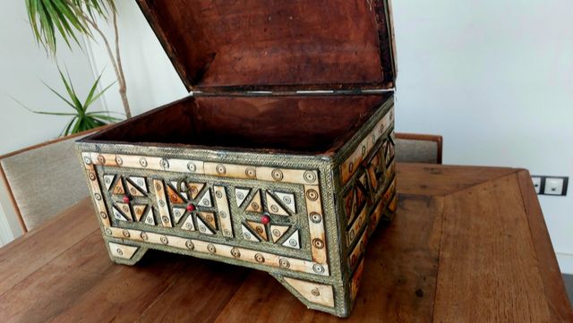 Cofre antiguo de madera tallada