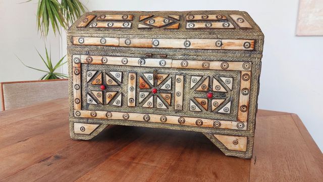 Cofre antiguo de madera tallada