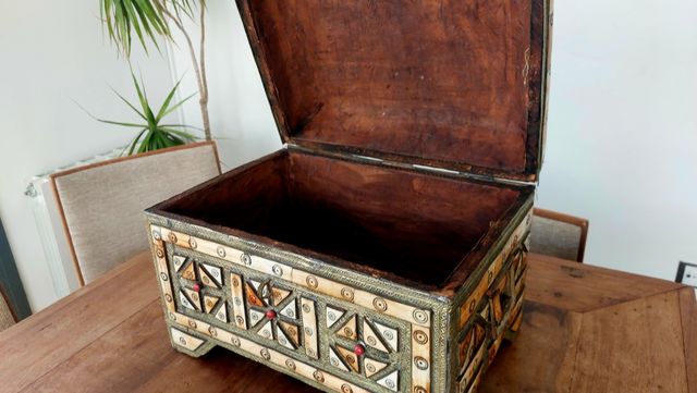 Cofre antiguo de madera tallada