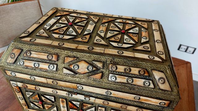 Cofre antiguo de madera tallada