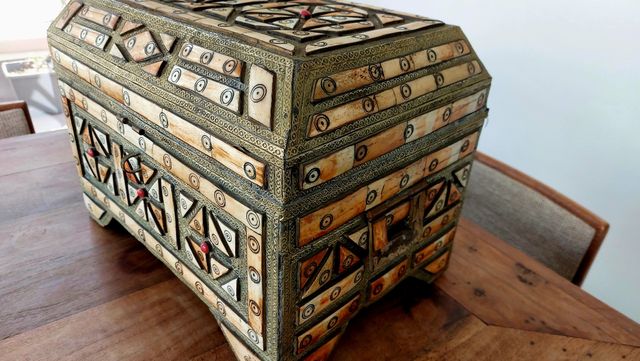 Cofre antiguo de madera tallada