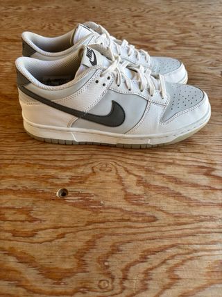 Nike Dunk Low grises y blancas
