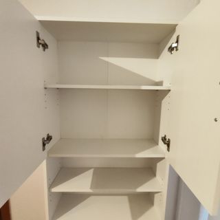 Armario blanco para lavadora