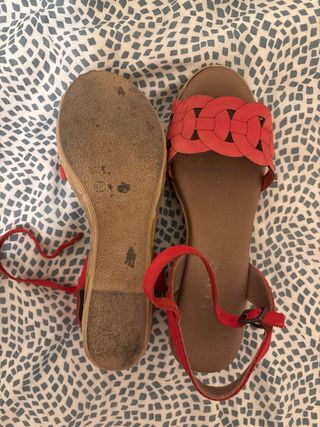 Sandalias rojas de Natura