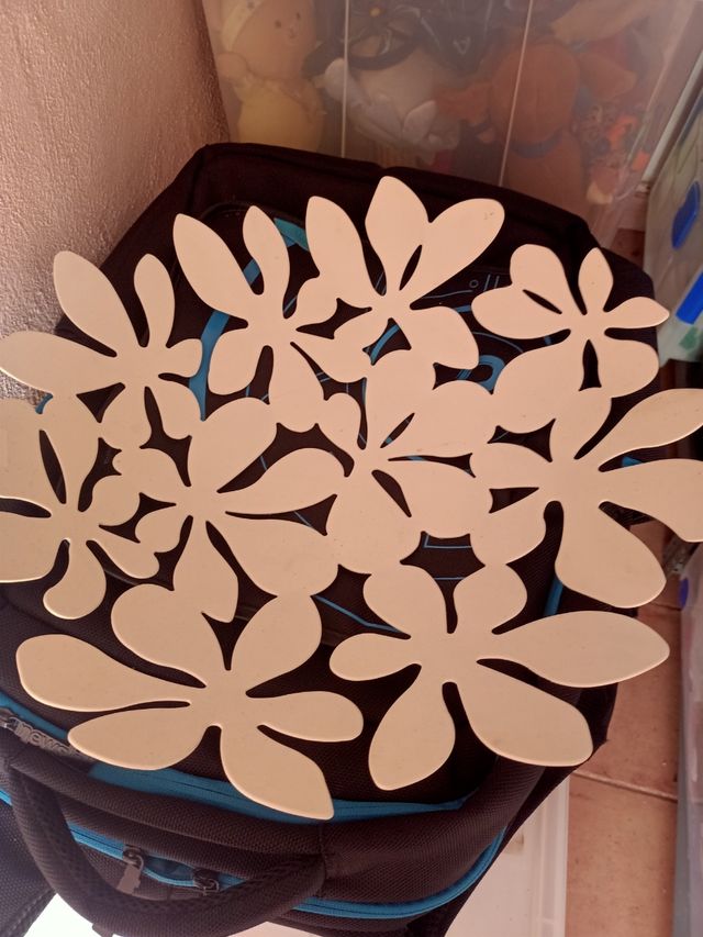 Centro de mesa de metal blanco o frutero.