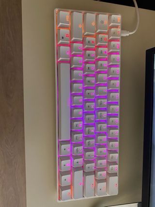 Teclado mecánico 60% blanco.