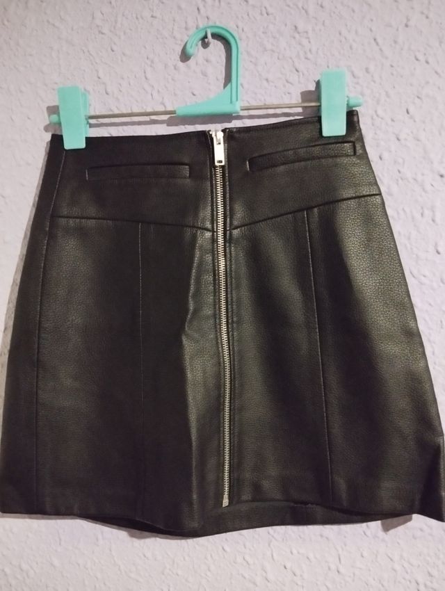 Mini falda negra cuero sintético