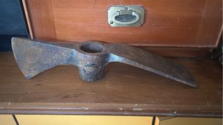 Hacha antigua de mano