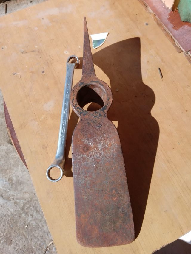 Hacha antigua de mano