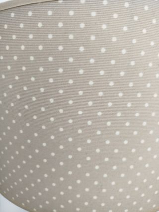Lámpara infantil beige - puntos blancos