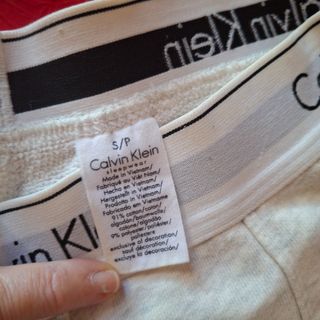 Pantalones deportivos Calvin Klein (crema/gris) S