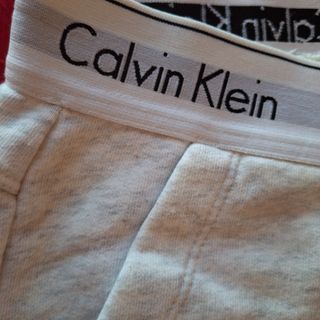 Pantalones deportivos Calvin Klein (crema/gris) S