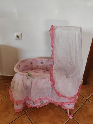 Cuna moisés rosa bebé de juguete. 