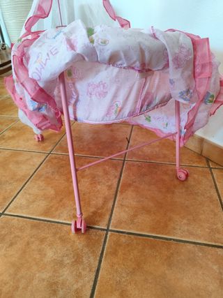 Cuna moisés rosa bebé de juguete. 