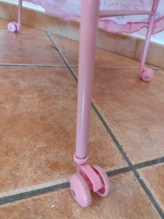 Cuna moisés rosa bebé de juguete. 
