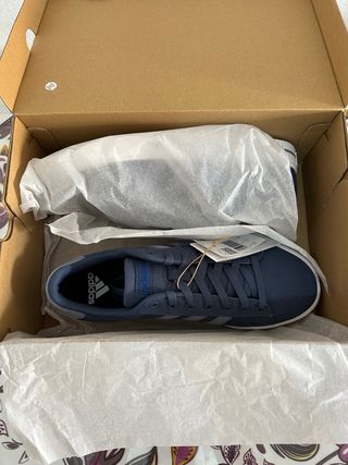 Zapatillas Adidas azules y Blancas