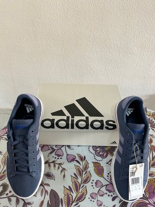 Zapatillas Adidas azules y Blancas