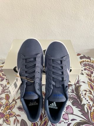 Zapatillas Adidas azules y Blancas