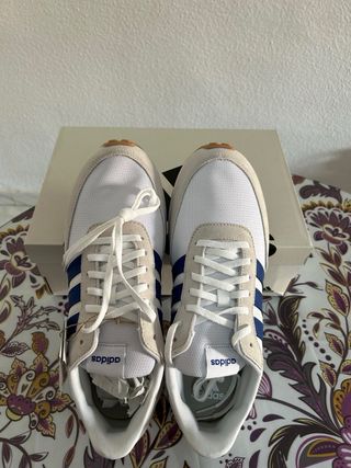 Zapatillas Adidas azules y Blancas