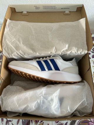 Zapatillas Adidas azules y Blancas