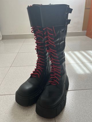 Botas chunky negras plataforma BERSHKA, talla 39