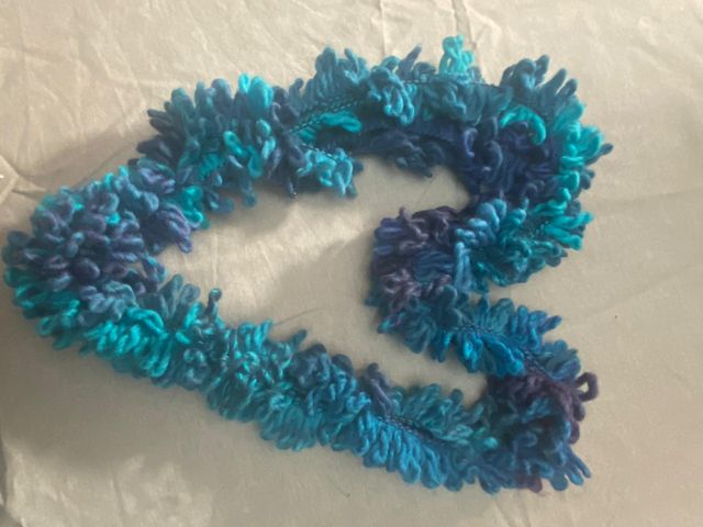 Bufanda tejida a mano azul y morado