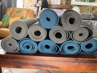 Tapetes y bloques yoga