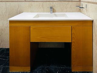 Mueble baño Corian blanco y marrón