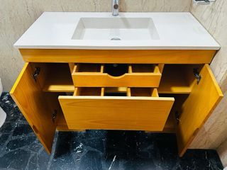 Mueble baño Corian blanco y marrón