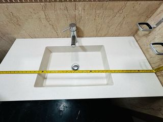 Mueble baño Corian blanco y marrón