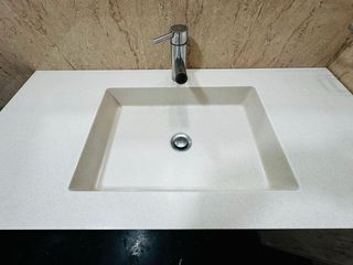 Mueble baño Corian blanco y marrón