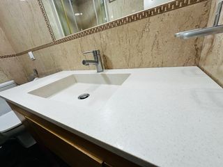 Mueble baño Corian blanco y marrón