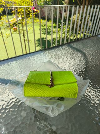 Bolso amarillo efecto serpiente