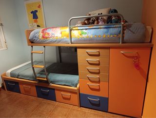 Litera infantil azul y naranja